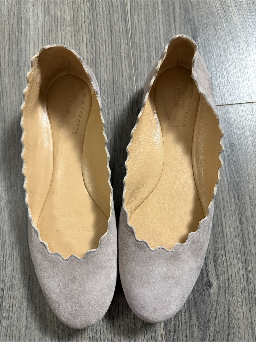 CHLOE Scalloped Edge Suede Ballet Flats in Light Gray